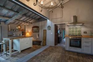 Historic Farmhouse With Loggia In Cortona