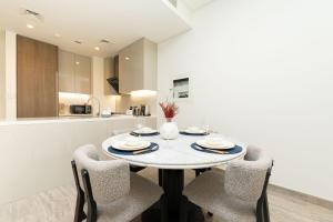 Escape24 Brand New 2BR with Canal Views near Burj Khalifa