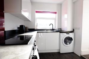 4 Bedroom Home-Sleeps 9-Next to Kingsholm Stadium-10 Miles Cheltenham Races