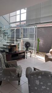 Casa de vidro na Praia piscina, area gourmet completa, 5 quartos 6 banheiros ha poucos passos da praia