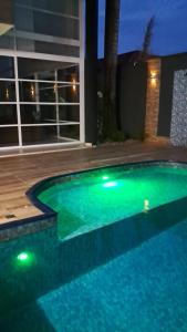 Casa de vidro na Praia piscina, area gourmet completa, 5 quartos 6 banheiros ha poucos passos da praia