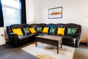 4 Bedroom Home-Sleeps 9-Next to Kingsholm Stadium-10 Miles Cheltenham Races