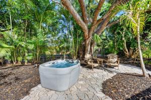 Coastal Cottage Escape Near Siesta Key Beach with Hot Tub - GRAND OPENING