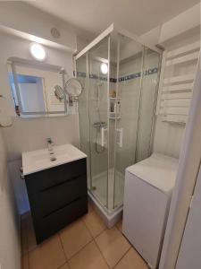 Jolie Maison veranda, 2 ou 3 personnes, belle vue sur la réserve naturelle, wifi, résidence MARINES, 200m de la plage LRMA94B