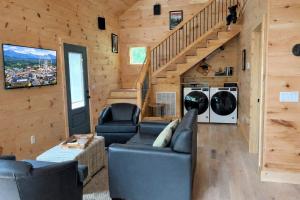 Free Tickets Daily!Shamrock Valley-Hot Tub, FishingPond nearby-Wears Valley-Short drive to Dollywood