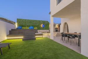 Modern house with sea views, pool and a chillout terrace