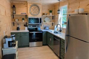 Free Tickets Daily!Shamrock Valley-Hot Tub, FishingPond nearby-Wears Valley-Short drive to Dollywood