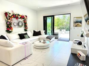 Luxury 5bd 5ba heated Pool, 5 Min to Beach & 5th ave