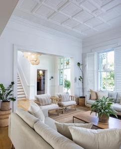 Luxury Victorian Villa with pool & gorgeous views