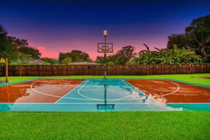 NEW! Spacious, Mini Golf, Heated Pool, Hot tub