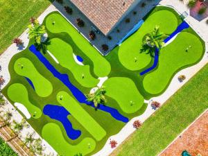 NEW! Spacious, Mini Golf, Heated Pool, Hot tub