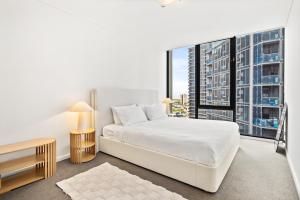 Stylish Southbank Apartment with On-Site Parking
