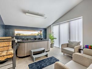 3 Bed in Thurlstone 94342