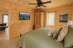 Free Tickets Daily!Shamrock Valley-Hot Tub, FishingPond nearby-Wears Valley-Short drive to Dollywood