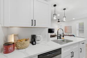 2025 Two-Story 4BR Home King Beds, Ensuite Baths & Big Yard Walk to UT