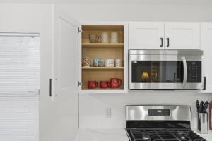 2025 Two-Story 4BR Home King Beds, Ensuite Baths & Big Yard Walk to UT