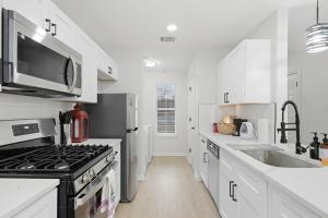 2025 Two-Story 4BR Home King Beds, Ensuite Baths & Big Yard Walk to UT