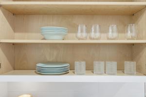 2025 Two-Story 4BR Home King Beds, Ensuite Baths & Big Yard Walk to UT