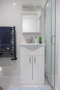 45GR-01 Dreams Unlimited Your Budget Hub in Harrow with Parking