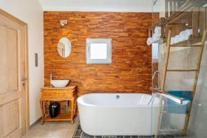 Gîte BelAir avec Spa de nage extérieur