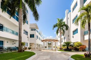 First Line, Direct Access to Private Beach