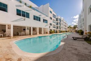 First Line, Direct Access to Private Beach