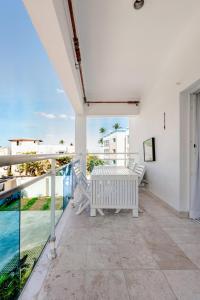 First Line, Direct Access to Private Beach