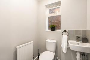 Contemporary 5-Bedroom Stay, 10 Guests, Free Wi-Fi & Private Parking