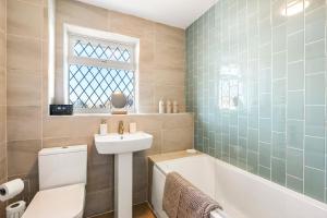 Modern 5-BDR, Family, Free Parking, Super Fast Speed Wi-Fi, Sleeps 10, Contractors, Long Term Stays Allowed