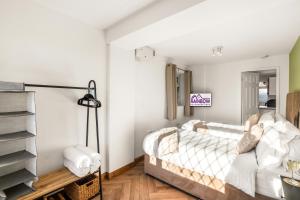 Modern 5-Bedroom Property, Accommodates 10, Wi-Fi Included, On-Site Parking