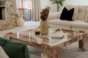 5 BR 4B Pool Yoga Near Turf Club and Hota