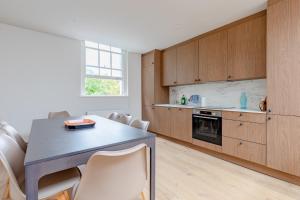 Chic 2BDR Maisonette with Private Terraces Chelsea