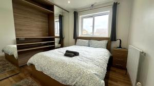 3-Bed Family Home in Furzton, Near Lake & Parking