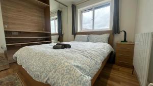 3-Bed Family Home in Furzton, Near Lake & Parking