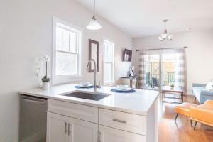 Jennifers Modern Federal Hill Apt w Private Deck