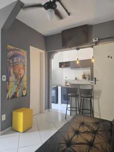 Apto em prédio frente a praia, 1 quarto, com garagem coberta, local privilegiado