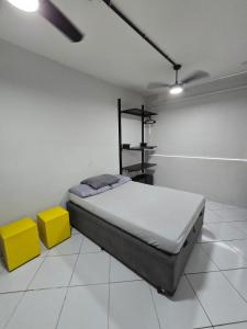 Apto em prédio frente a praia, 1 quarto, com garagem coberta, local privilegiado