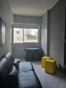 Apto em prédio frente a praia, 1 quarto, com garagem coberta, local privilegiado