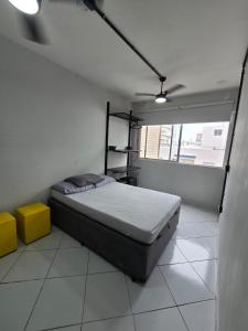 Apto em prédio frente a praia, 1 quarto, com garagem coberta, local privilegiado