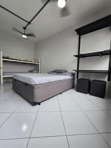 Apto em prédio frente a praia, 1 quarto, com garagem coberta, local privilegiado