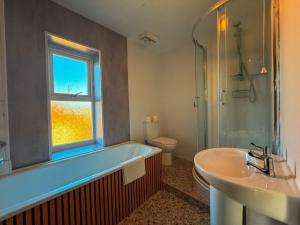 Perfect House for Group Getaways - Sleeps 14 - 4BR