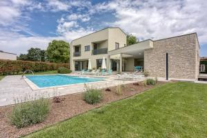 Contemporary Villa Nada with Pool and Sauna