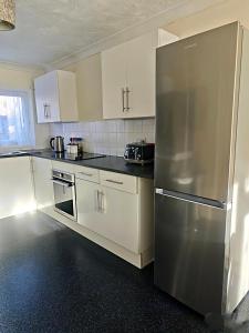 Spacious 3 Bedroom Home Ample Parking Near Shops
