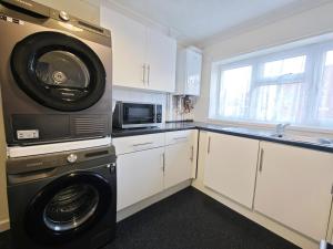 Spacious 3 Bedroom Home Ample Parking Near Shops