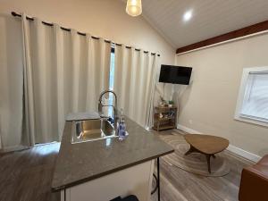 Peaceful Mini Home Near The Lake