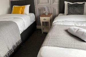 House - Sleeps 10 - Parking - Stn Close