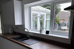 House - Sleeps 10 - Parking - Stn Close