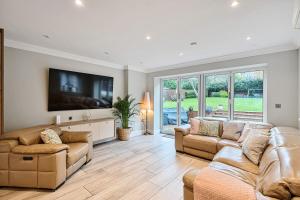 Luxurious Pool, Hot Tub & Gym, 5-Bed Modern Home