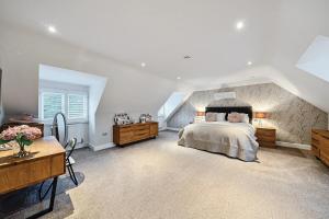 Luxurious Pool, Hot Tub & Gym, 5-Bed Modern Home