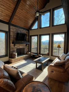 Private Wooded Setting with Views, Fire Pit, Hot Tub